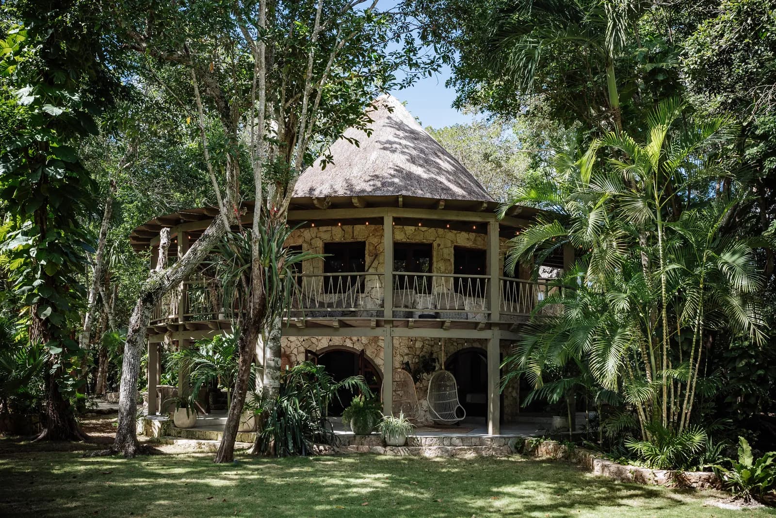 Onze Xpuha, The Lodge two-level wooden villa