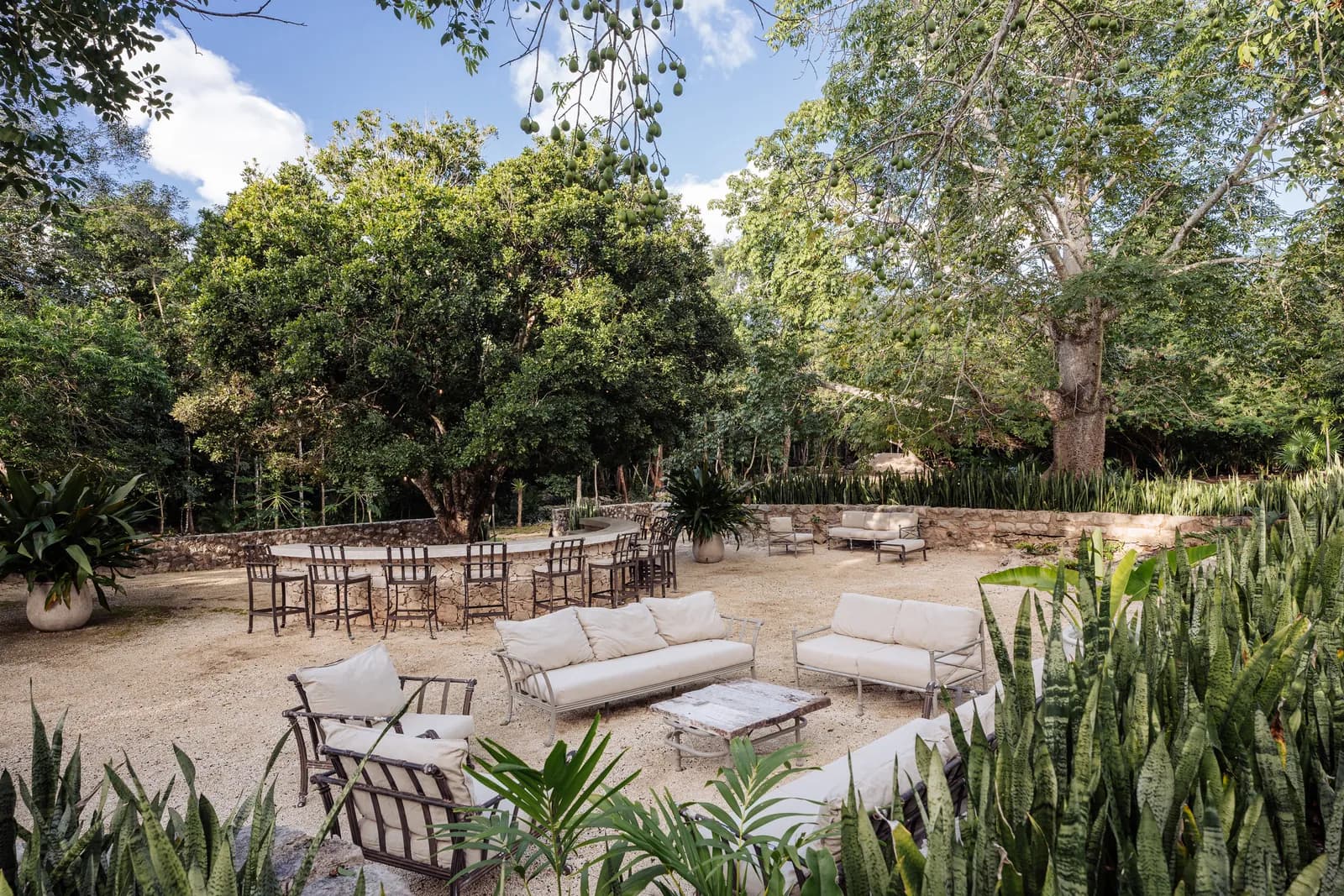 Onze Xpuha, outdoor garden lounge with stone wall
